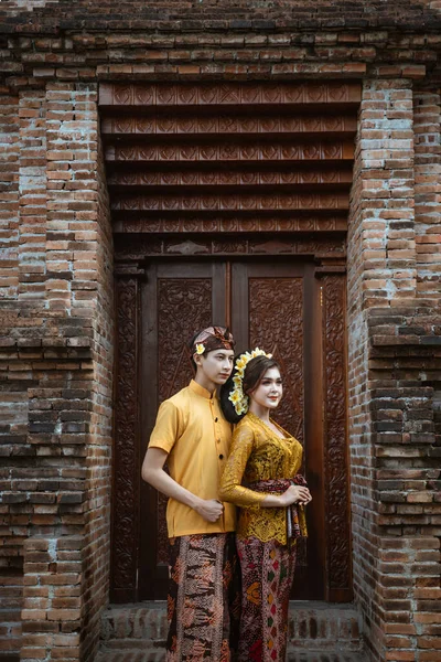 Portrait Beautiful Balinese Couple Portrait Front Pura Gate — Stock Photo, Image