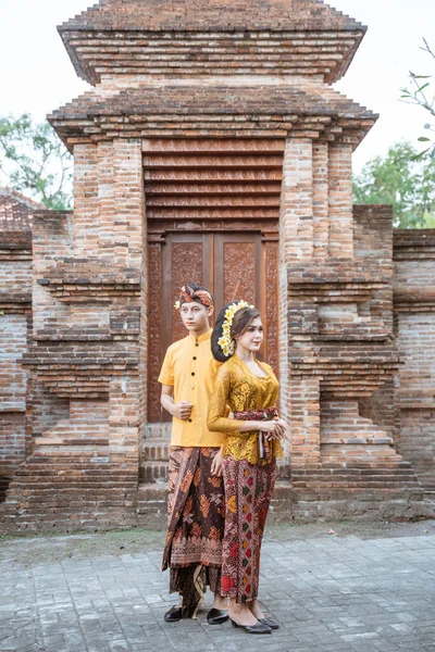 Portrait Beautiful Balinese Couple Portrait Front Pura Gate — Stockfoto