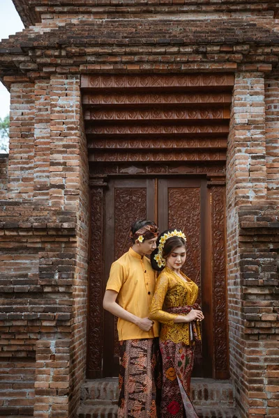 Balinese Couple Portrait Wearing Kebaya Dress Standing Front Traditional Bali — Stockfoto