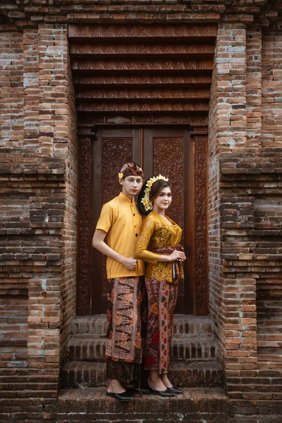 Balinese Couple Portrait Wearing Kebaya Dress Standing Front Traditional Bali — ストック写真