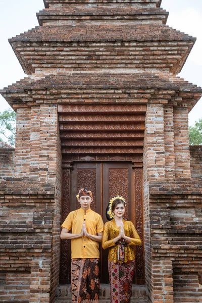 Balinese Couple Portrait Wearing Kebaya Dress Standing Front Traditional Bali — ストック写真