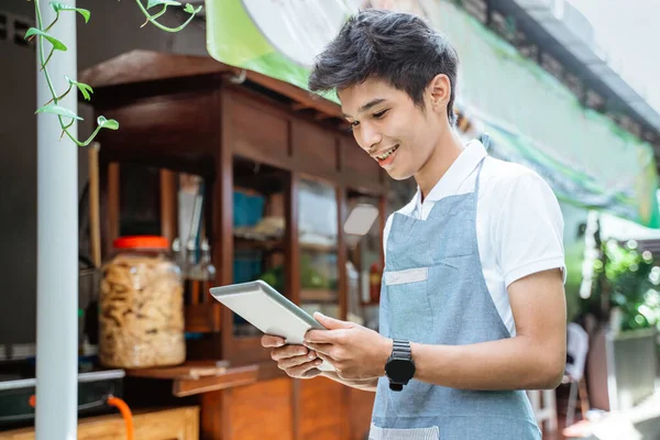 Male Chicken Noodle Seller Wearing Apron Using Digital Tablet Cart — ストック写真