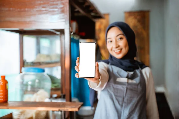 Veiled Woman Wearing Apron Showing Cellphone Screen While Selling Chicken — Fotografia de Stock