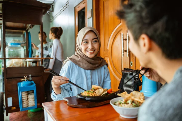 Female Customer Enjoying Chicken Noodles Her Boyfriend Stall — Stock Fotó