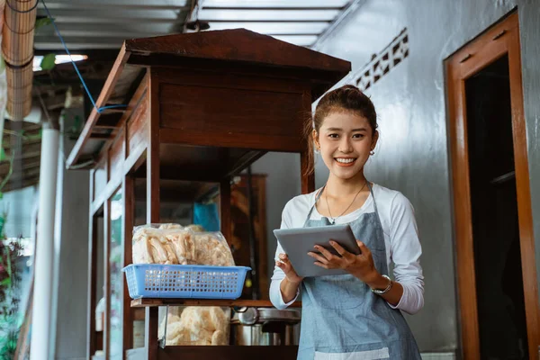 Smiling Saleswoman Wearing Apron Standing Holding Pad Chicken Noodle Cart — Stok fotoğraf