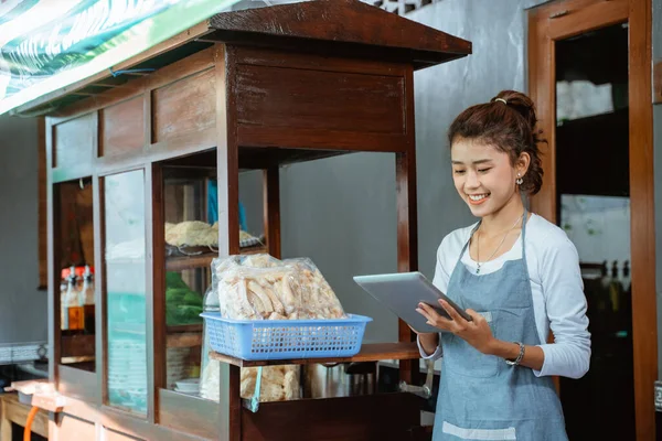 Saleswoman Wearing Apron Standing Using Digital Tablet Chicken Noodle Cart — Fotografia de Stock
