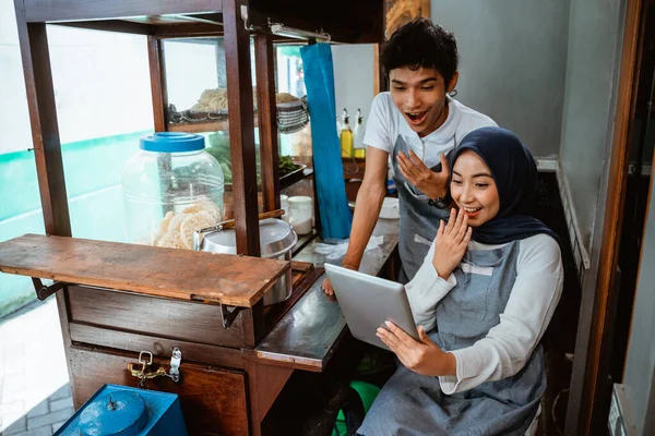 Couple Sellers Aprons Were Surprised Using Tablet Digital Stall Cart — Stock fotografie