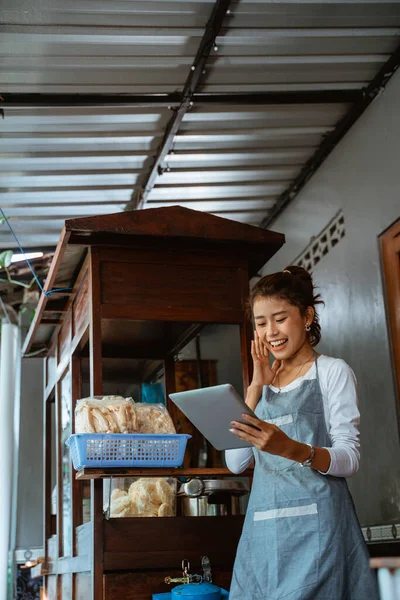 Excited Saleswoman Apron Standing Using Tablet Chicken Noodle Cart Background — Fotografia de Stock