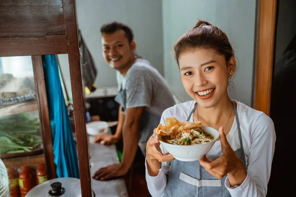 Female Waitress Smiling While Bringing Bowl Chicken Noodles Customers Stall — Stok Foto