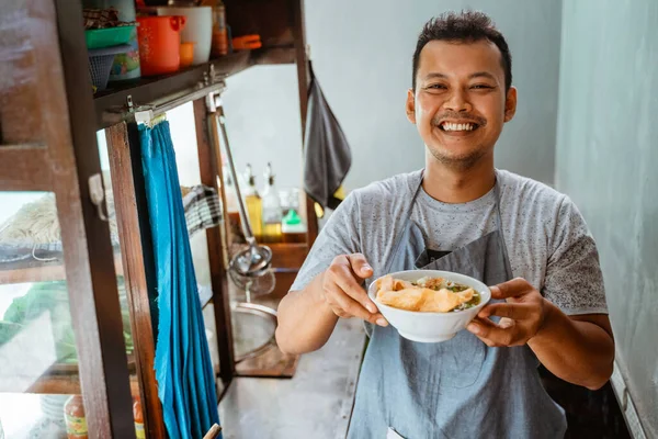 Man Seller Smiling While Bringing Bowl Chicken Noodles Customers Stall — 图库照片