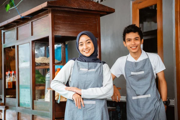 Veiled Woman Young Man Wearing Apron Smiling While Selling Chicken — Fotografia de Stock