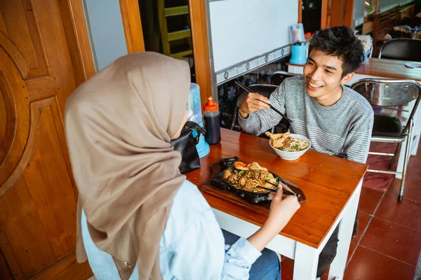 Young Male Customer Enjoying Chicken Noodles His Girlfriend Stall — Fotografia de Stock