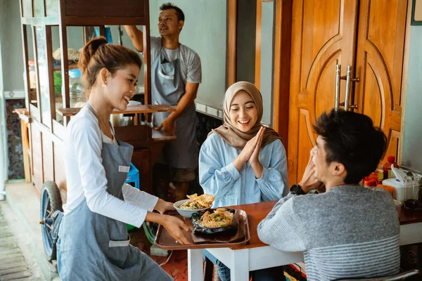 Female Waitress Serving Chicken Noodles Fried Noodles Tray Customers — Stockfoto