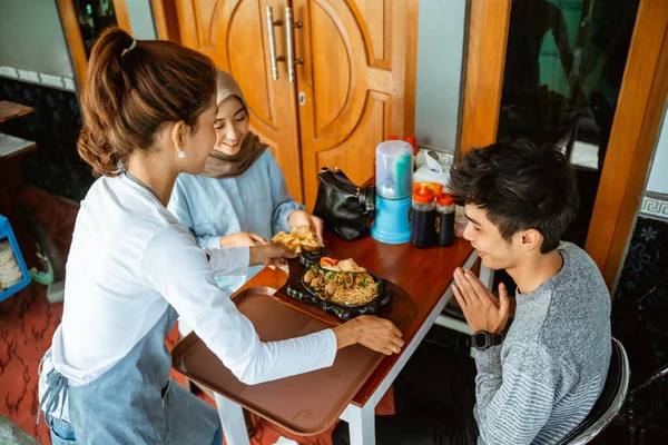 Female Waitress Serving Chicken Fried Noodles Hot Plate Customers — Fotografia de Stock