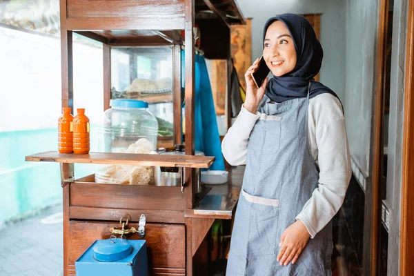 Woman Wearing Apron Veil Makes Cell Phone Call While Selling — Stok Foto