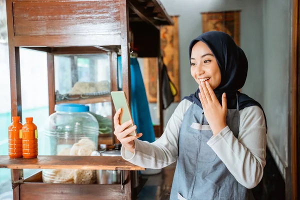 Veiled Woman Wearing Apron Surprised She Saw Cellphone While Selling — Stock fotografie