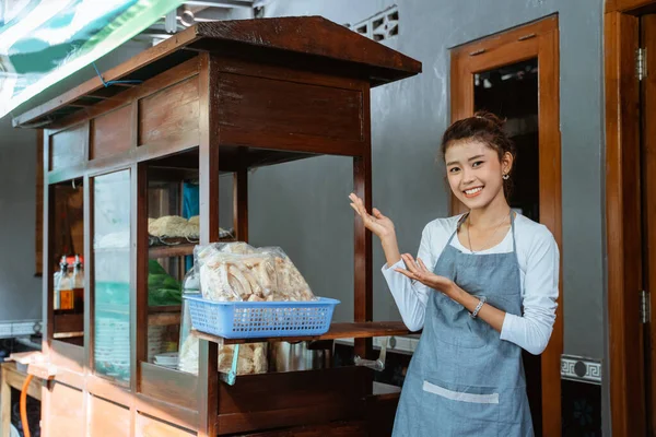 Female Salesperson Apron Standing Hand Gesture Presenting Something Chicken Noodle — Fotografia de Stock