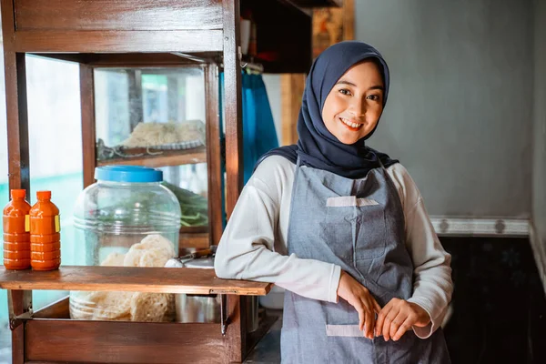 Asian Hijab Woman Wearing Apron Smiling While Standing Chicken Noodle — ストック写真