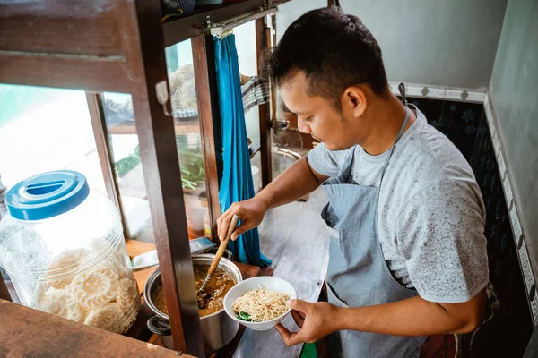 Man Seller Put Chicken Seasoning Topping Noodles Preparing Dish Cart — Fotografia de Stock