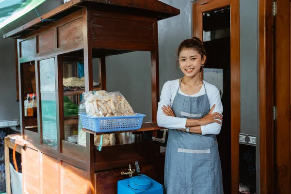 Female Seller Apron Standing Hands Crossed Background Chicken Noodle Cart — 图库照片