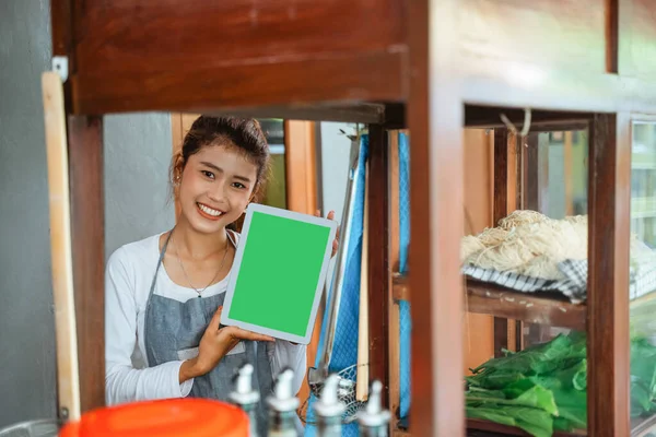 Female Salesperson Apron Showing Digital Tablet Screen While Cooking Cart — Fotografia de Stock