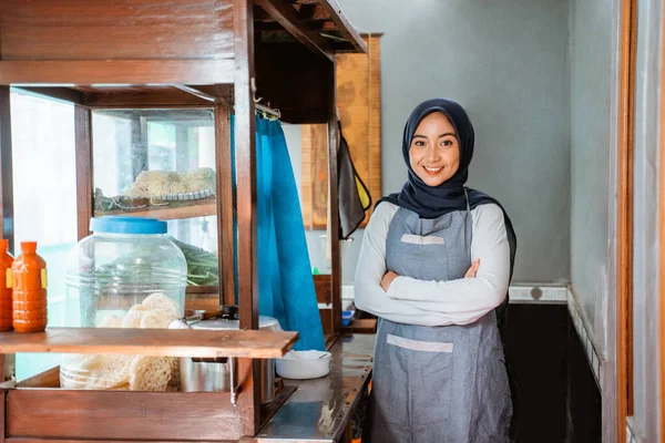 Hijab Woman Wearing Apron Smiling While Standing Crossed Hands Cart — Stok Foto
