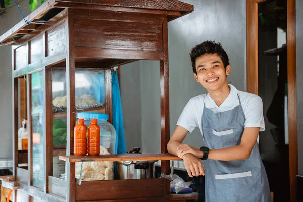 Smiling Young Asian Man Wearing Apron Standing Chicken Noodle Cart — 图库照片