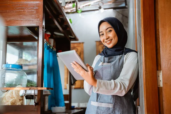 Woman Veil Wearing Apron Smiling While Using Tablet Standing Stall — Zdjęcie stockowe