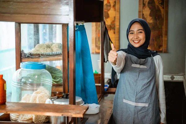 Excited Hijab Woman Wearing Apron Smiling While Standing Thumbs Cart — Stok Foto