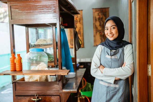 Asian Hijab Woman Wearing Apron Smiling Hands Crossed While Standing — Stockfoto