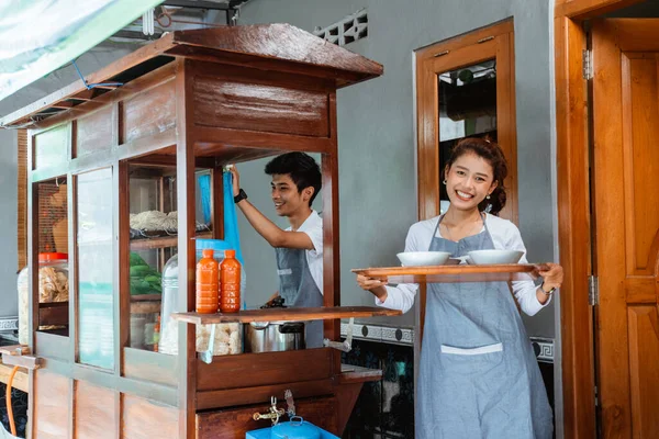 Smiling Woman Carrying Bowl Tray While Serving Chicken Noodles Her — Stockfoto