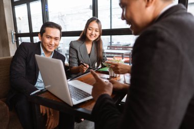 business team presentation when having a meeting in cafe during lunch time