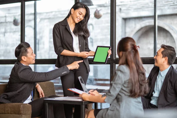 Businesswoman Having Presentation Meeting Partner Using Tablet — Stock fotografie