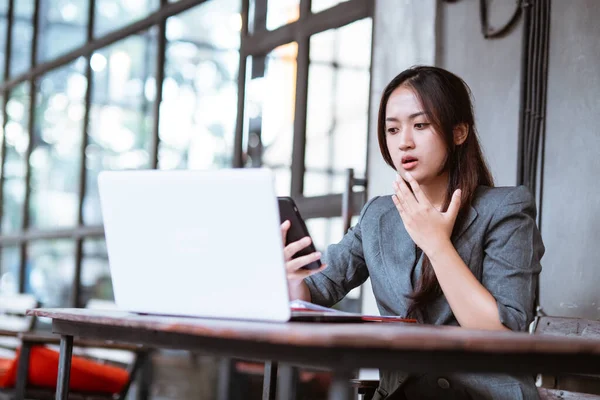 Confused Young Businesswoman While Using Her Mobile Phone Working Office — 스톡 사진