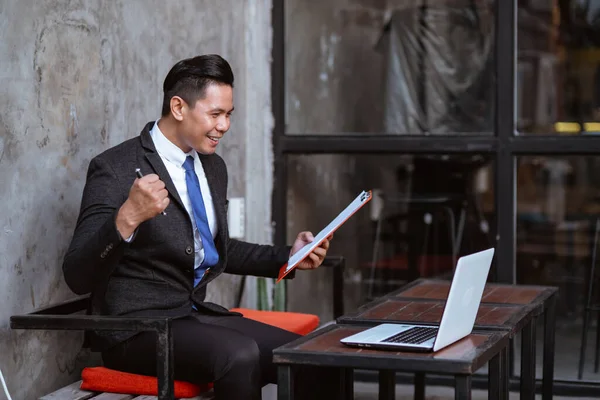 Excited Young Business Man Happy While Working His Laptop — Zdjęcie stockowe