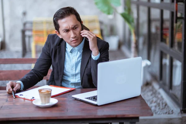 Confuse Mad Businessman While Having Phone Call Working His Laptop — Stok fotoğraf