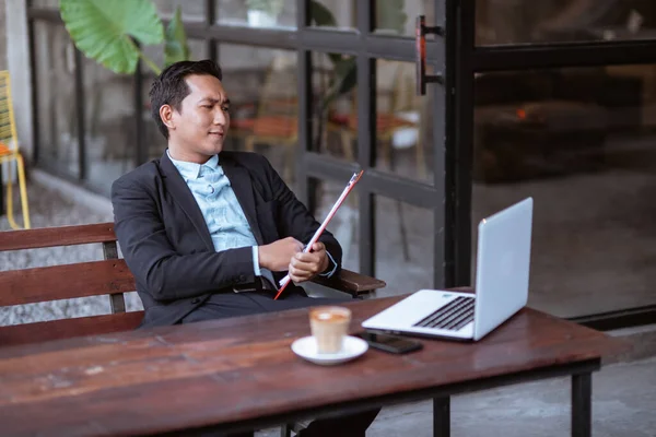 Asian Businessman Thinking Business Strategy While Relaxing Coffee Shop — Fotografia de Stock