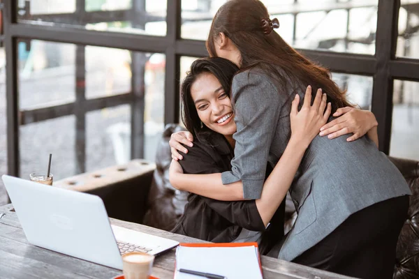 Beautiful Female Worker Greeting Hug Her Partner While Meeting Office — Stockfoto