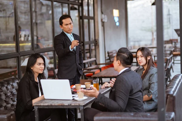 Portrait Asian Business People Having Argument Meeting Partner — Zdjęcie stockowe