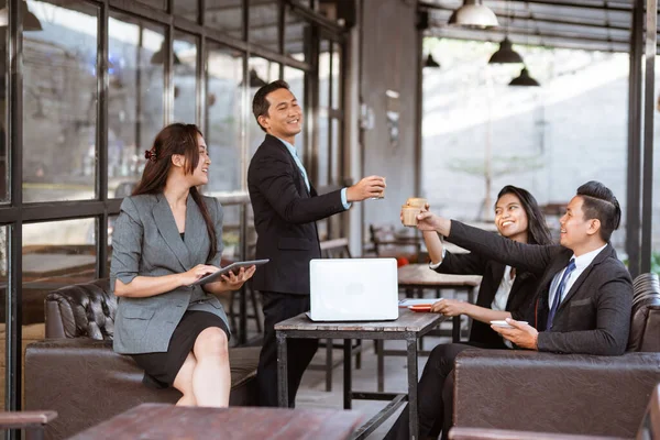 Relaxed Business Worker Enjoy Drinking Finishing Meeting Partner Coffe Shop — Stock fotografie