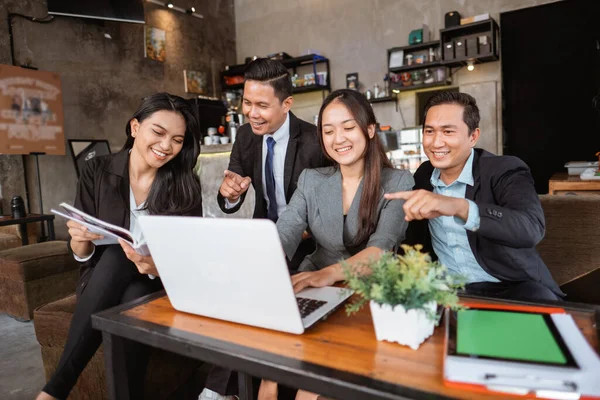 Portrait Asian Business People Meeting Cafe Using Laptop — Foto de Stock