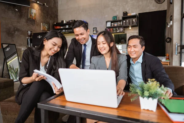 Portrait Asian Business People Meeting Cafe Using Laptop — Stock fotografie
