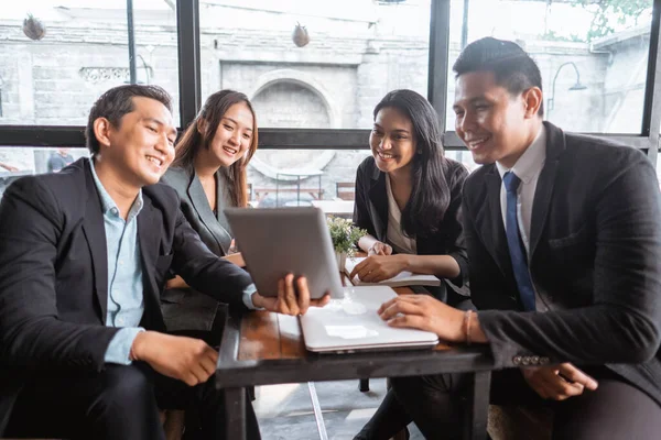 Business Team Presentation Having Meeting Cafe Lunch Time — Stockfoto