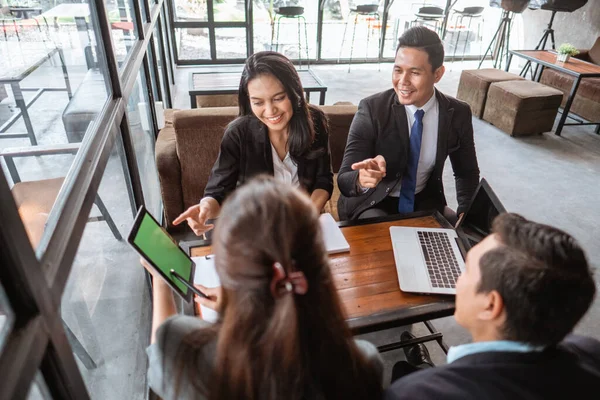 Business Team Presentation Having Meeting Cafe Lunch Time — Stockfoto