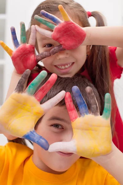 renkli elleri olan çocuklar