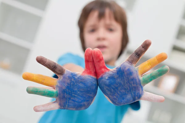 Garçon avec des mains colorées — Photo