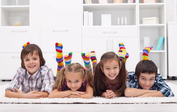 Enfants avec des chaussettes colorées Photos De Stock Libres De Droits