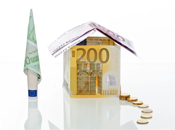 Huis gemaakt van geld — Stockfoto