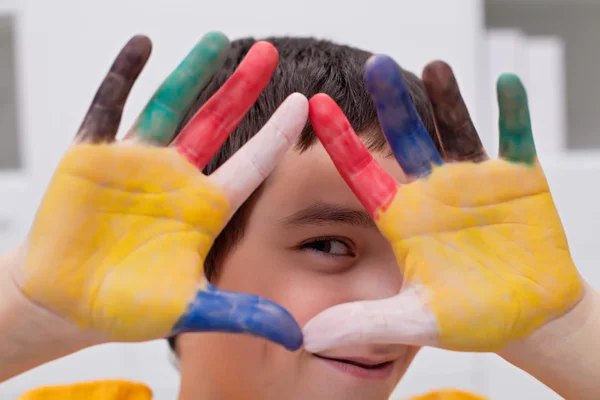 Garçon avec des mains colorées — Photo