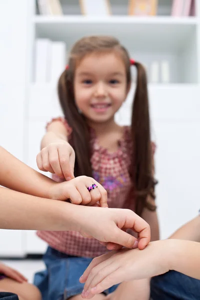 Kinderen spelen met vingers — Stockfoto